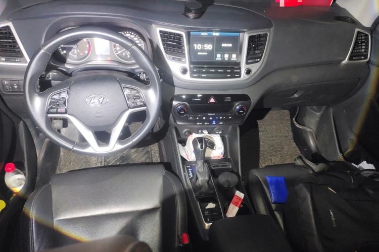 Used Hyundai Tucson 2015 1.6T Dual-Clutch Two-Wheel-Drive Smart Model Center Console