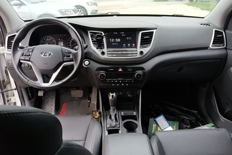 Used Hyundai Tucson 2015 1.6T Dual-Clutch Two-Wheel-Drive Smart Model Center Console
