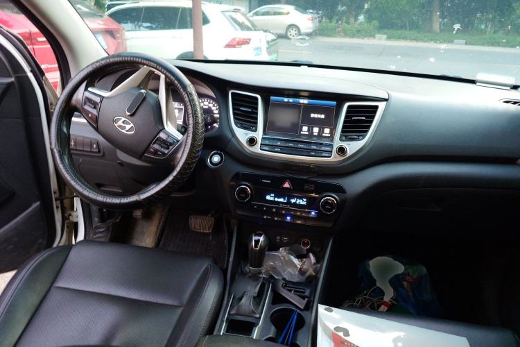 Used Hyundai Tucson 2015 1.6T Dual-Clutch Two-Wheel-Drive Smart Model Center Console