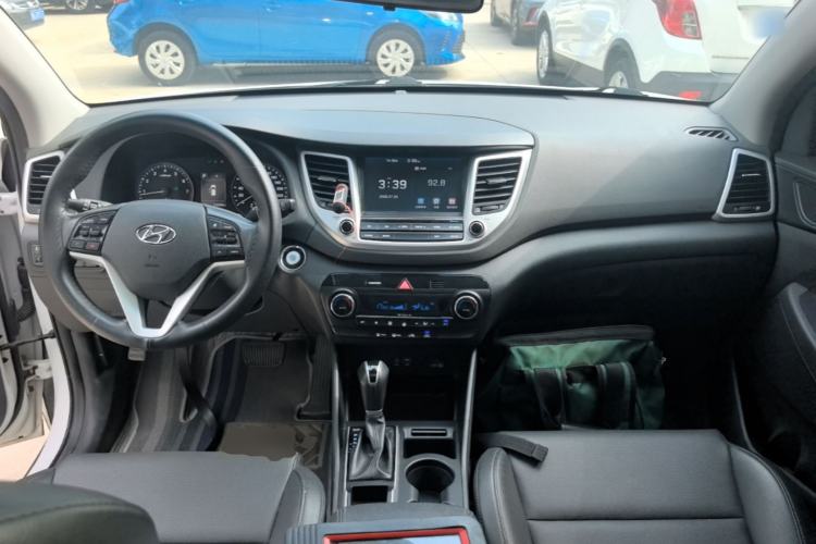 Used Hyundai Tucson 2015 1.6T Dual-Clutch Two-Wheel-Drive Smart Model Center Console