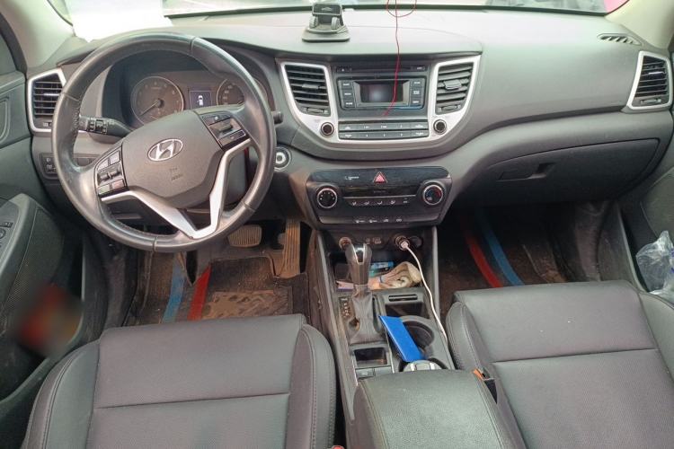 Used Hyundai Tucson 2015 2.0L Automatic Two-Wheel Drive Smart Version Center Console