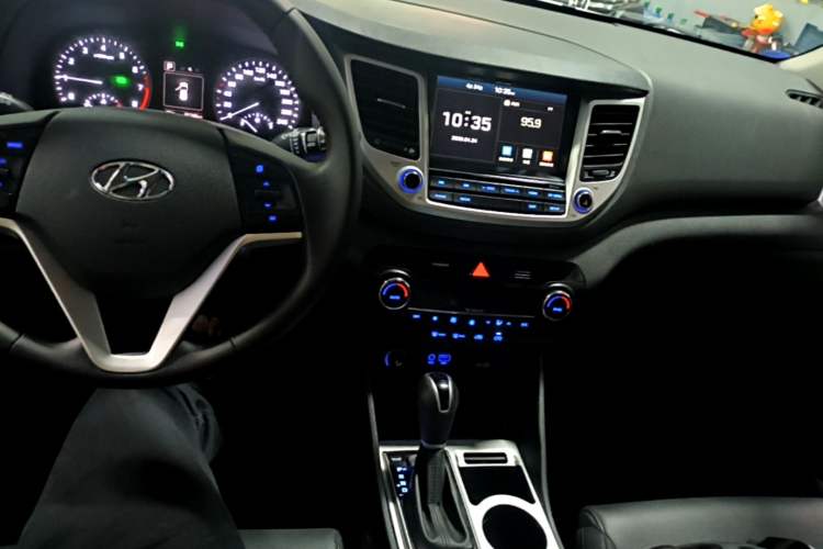 Used Hyundai Tucson 2015 1.6T Dual-Clutch Two-Wheel-Drive Smart Model Center Console