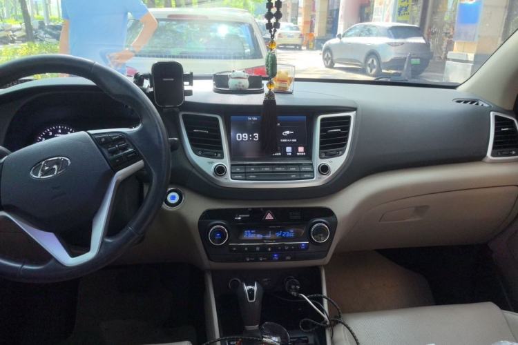 Used Hyundai Tucson 2015 1.6T Dual-Clutch Two-Wheel-Drive Smart Model Center Console