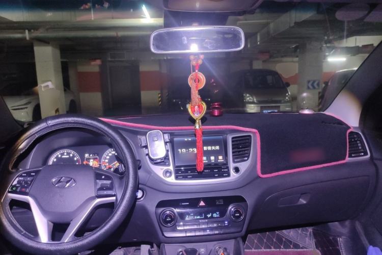 Used Hyundai Tucson 2015 1.6T Dual-Clutch Two-Wheel-Drive Smart Model Center Console
