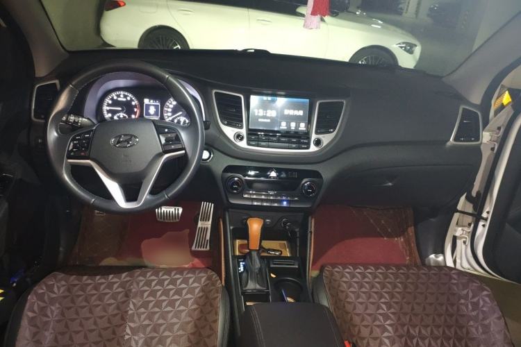 Used Hyundai Tucson 2015 1.6T Dual-Clutch Two-Wheel-Drive Smart Model Center Console