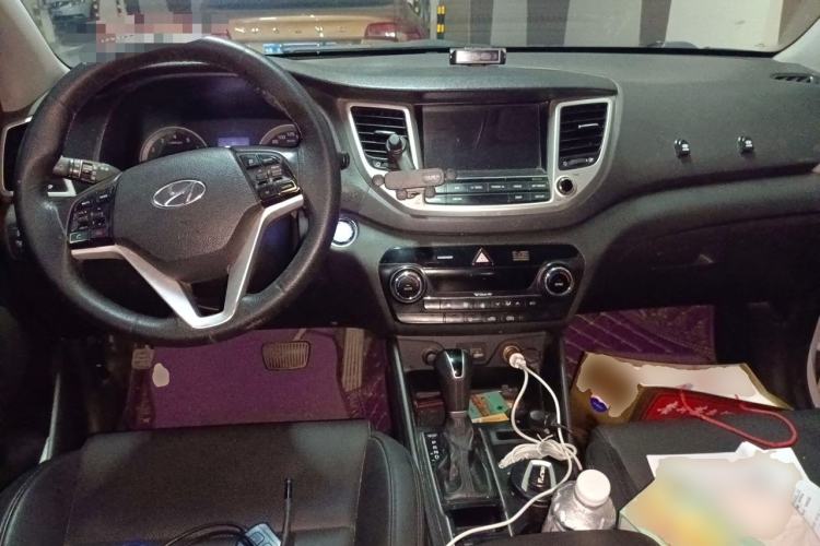 Used Hyundai Tucson 2015 1.6T Dual-Clutch Two-Wheel-Drive Smart Model Center Console