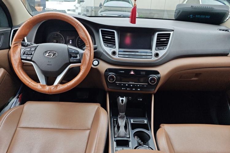 Used Hyundai Tucson 2015 1.6T Dual-Clutch Two-Wheel-Drive Smart Model Center Console