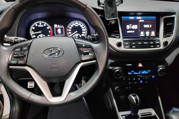 Used Hyundai Tucson 2015 1.6T Dual-Clutch Two-Wheel-Drive Smart Model Center Console