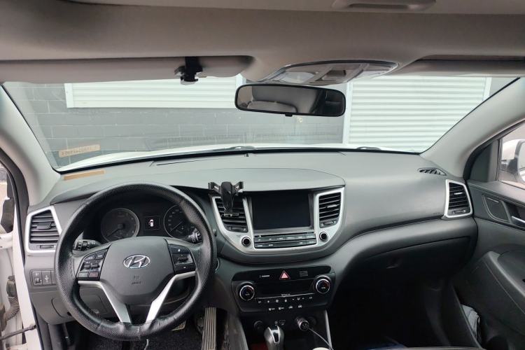 Used Hyundai Tucson 2015 1.6T Dual-Clutch Two-Wheel-Drive Smart Model Center Console