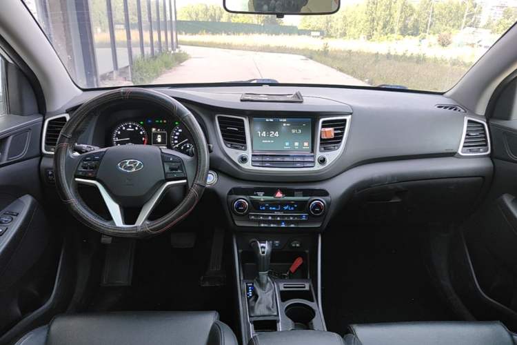 Used Hyundai Tucson 2015 1.6T Dual-Clutch Two-Wheel-Drive Smart Model Center Console