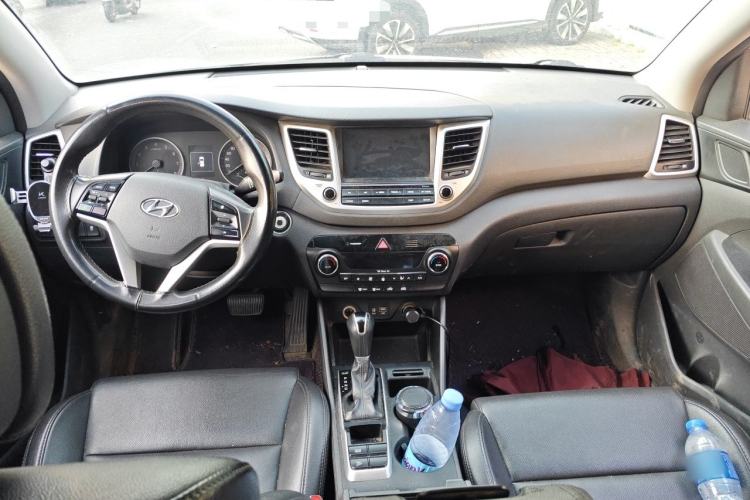Used Hyundai Tucson 2015 1.6T Dual-Clutch Two-Wheel-Drive Smart Model Center Console