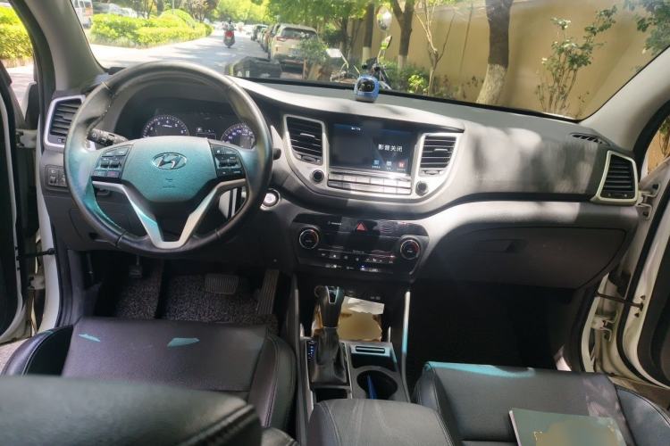Used Hyundai Tucson 2015 1.6T Dual-Clutch Two-Wheel-Drive Smart Model Center Console
