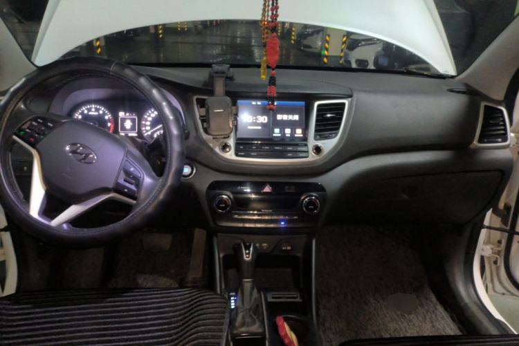 Used Hyundai Tucson 2015 1.6T Dual-Clutch Two-Wheel-Drive Leading Model Center Console