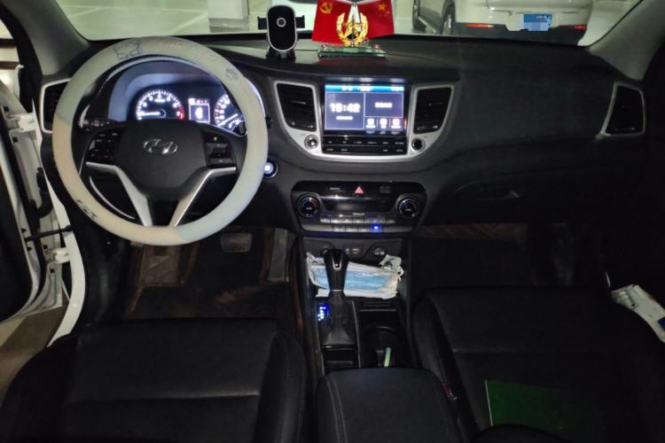 Used Hyundai Tucson 2015 1.6T Dual-Clutch Two-Wheel-Drive Leading Model Center Console