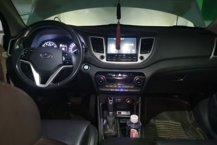 Used Hyundai Tucson 2015 1.6T Dual-Clutch Two-Wheel-Drive Smart Model Center Console