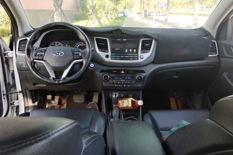Used Hyundai Tucson 2015 1.6T Dual-Clutch Two-Wheel-Drive Smart Model Center Console