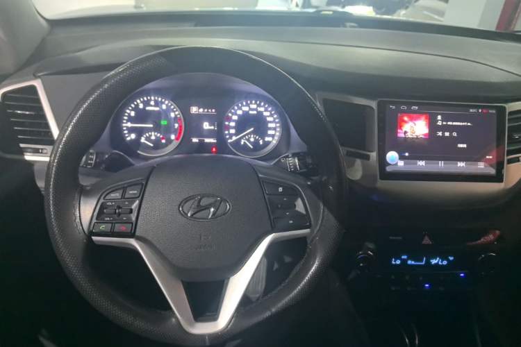 Used Hyundai Tucson 2015 1.6T Dual-Clutch Two-Wheel-Drive Smart Model Center Console