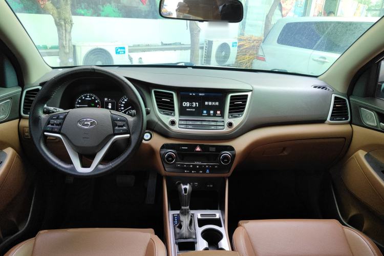 Used Hyundai Tucson 2015 1.6T Dual-Clutch Two-Wheel-Drive Smart Model Center Console