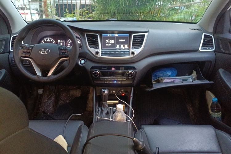 Used Hyundai Tucson 2015 1.6T Dual-Clutch Two-Wheel-Drive Smart Model Center Console