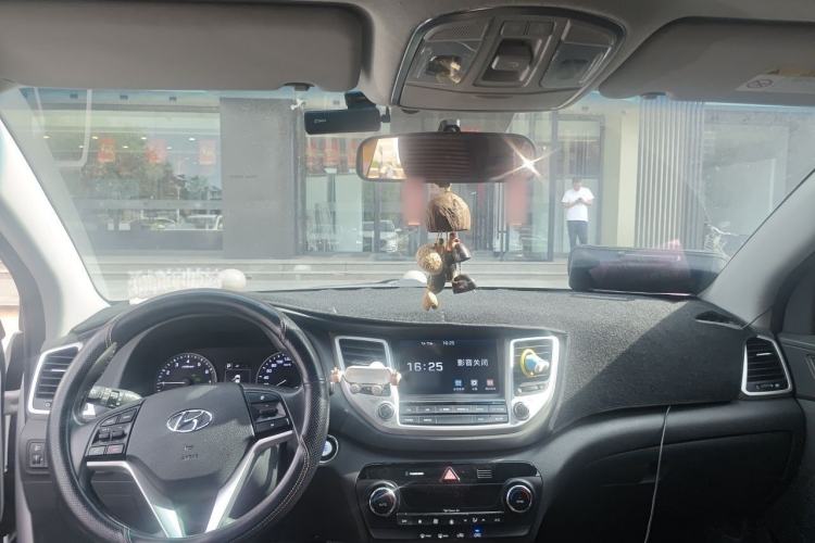 Used Hyundai Tucson 2015 1.6T Dual-Clutch Two-Wheel-Drive Smart Model Center Console