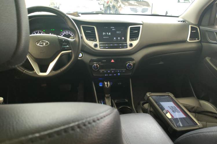 Used Hyundai Tucson 2015 1.6T Dual-Clutch Two-Wheel-Drive Smart Model Center Console