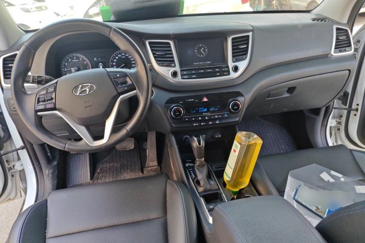 Used Hyundai Tucson 2015 1.6T Dual-Clutch Two-Wheel-Drive Smart Model Center Console
