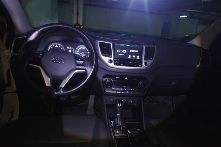 Used Hyundai Tucson 2015 1.6T Dual-Clutch Two-Wheel-Drive Smart Model Center Console
