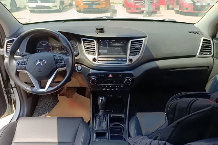 Used Hyundai Tucson 2015 1.6T Dual-Clutch Two-Wheel-Drive Smart Model Center Console