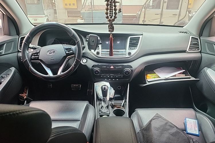 Used Hyundai Tucson 2015 1.6T Dual-Clutch Two-Wheel-Drive Smart Model Center Console