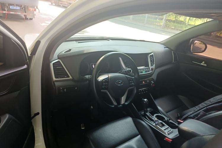 Used Hyundai Tucson 2015 1.6T Dual-Clutch Two-Wheel-Drive Smart Model Center Console