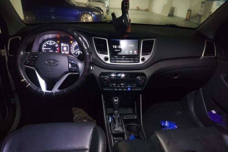 Used Hyundai Tucson 2015 1.6T Dual-Clutch Two-Wheel-Drive Smart Model Center Console