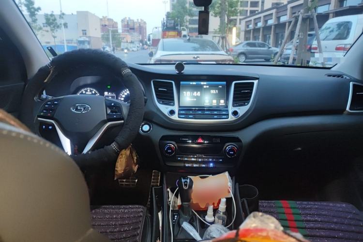 Used Hyundai Tucson 2015 1.6T Dual-Clutch All-Wheel-Drive Premium Model Center Console