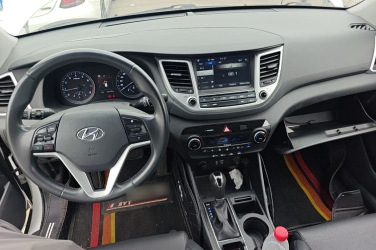 Used Hyundai Tucson 2015 1.6T Dual-Clutch Two-Wheel-Drive Smart Model Center Console