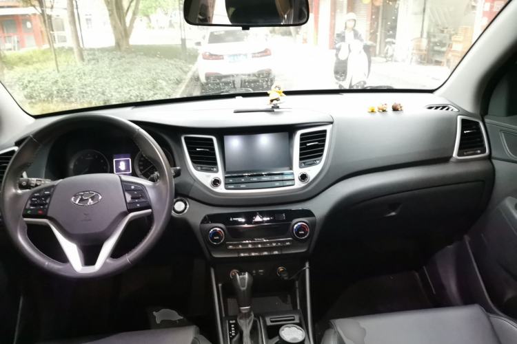 Used Hyundai Tucson 2015 1.6T Dual-Clutch Two-Wheel-Drive Smart Model Center Console