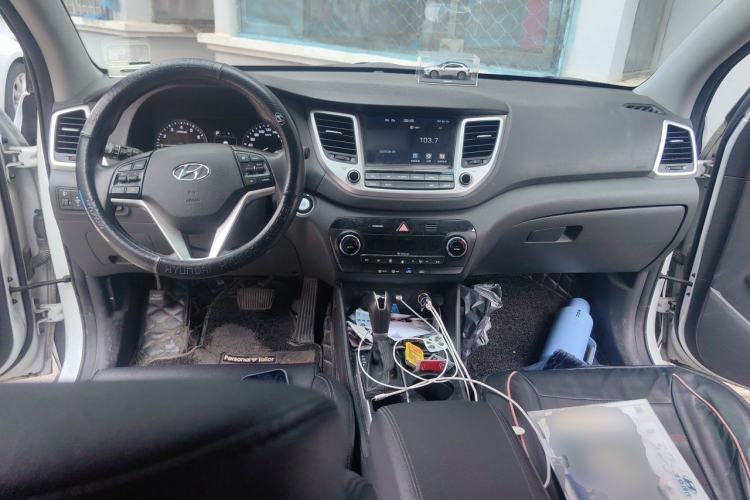Used Hyundai Tucson 2015 1.6T Dual-Clutch Two-Wheel-Drive Smart Model Center Console