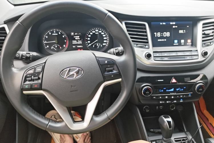 Used Hyundai Tucson 2015 1.6T Dual-Clutch Two-Wheel-Drive Smart Model Center Console