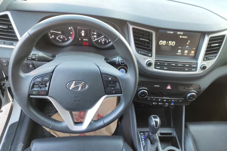 Used Hyundai Tucson 2015 1.6T Dual-Clutch Two-Wheel-Drive Smart Model Center Console