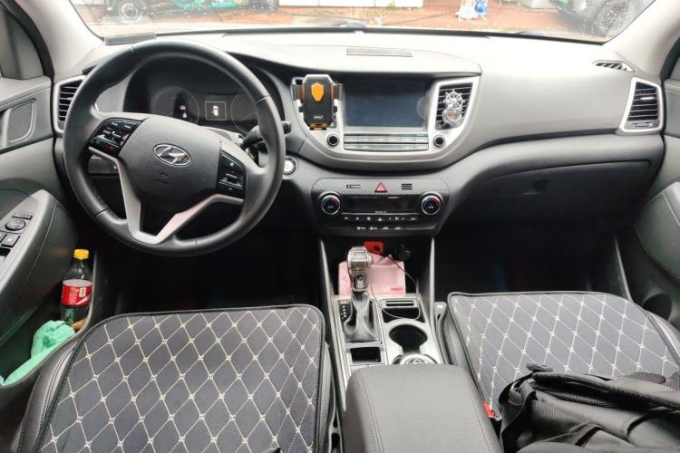 Used Hyundai Tucson 2015 1.6T Dual-Clutch Two-Wheel-Drive Smart Model Center Console