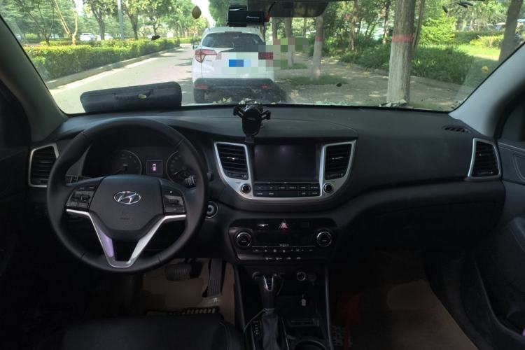 Used Hyundai Tucson 2015 1.6T Dual-Clutch Two-Wheel-Drive Leading Model Center Console