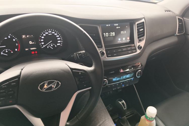 Used Hyundai Tucson 2015 1.6T Dual-Clutch Two-Wheel-Drive Smart Model Center Console