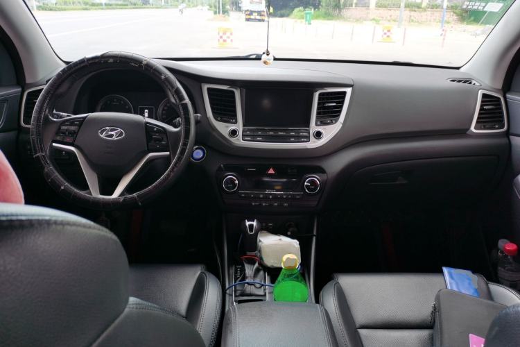 Used Hyundai Tucson 2015 1.6T Dual-Clutch Two-Wheel-Drive Smart Model Center Console