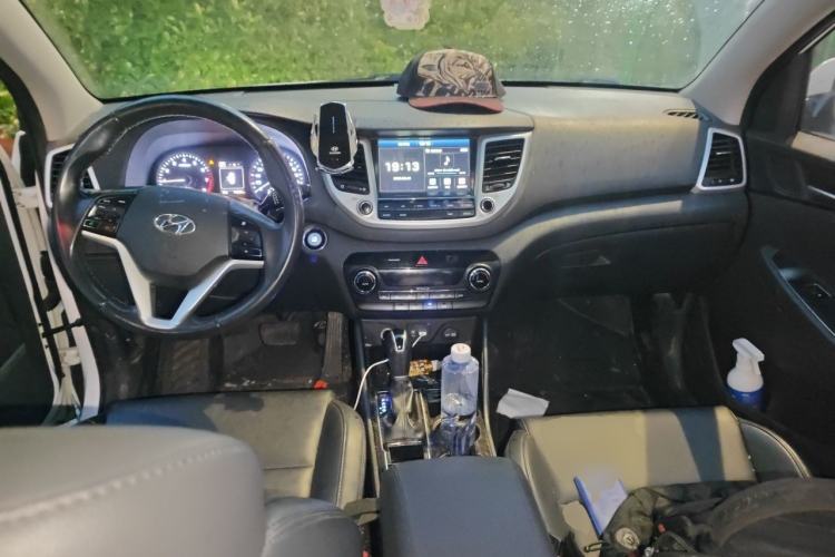 Used Hyundai Tucson 2015 1.6T Dual-Clutch Two-Wheel-Drive Smart Model Center Console