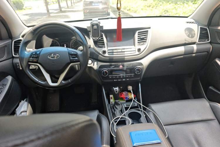 Used Hyundai Tucson 2015 1.6T Dual-Clutch Two-Wheel-Drive Smart Model Center Console