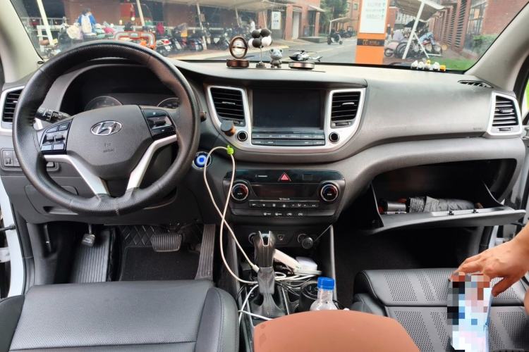 Used Hyundai Tucson 2015 1.6T Dual-Clutch Two-Wheel-Drive Smart Model Center Console