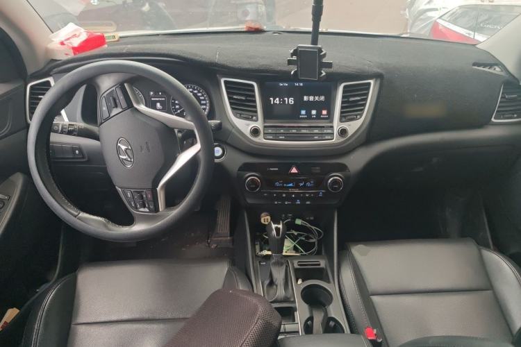 Used Hyundai Tucson 2015 1.6T Dual-Clutch Two-Wheel-Drive Smart Model Center Console
