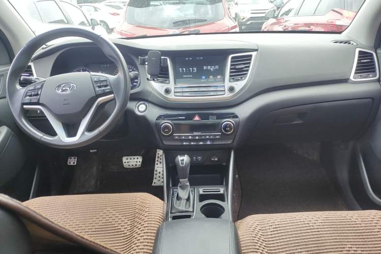 Used Hyundai Tucson 2015 1.6T Dual-Clutch Two-Wheel-Drive Leading Model Center Console