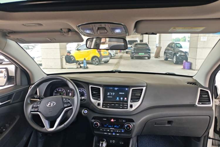 Used Hyundai Tucson 2015 1.6T Dual-Clutch Two-Wheel-Drive Smart Model Center Console