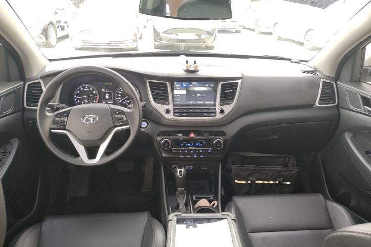 Used Hyundai Tucson 2015 1.6T Dual-Clutch Two-Wheel-Drive Smart Model Center Console