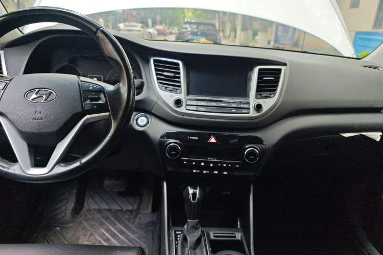 Used Hyundai Tucson 2015 1.6T Dual-Clutch Two-Wheel-Drive Smart Model Center Console