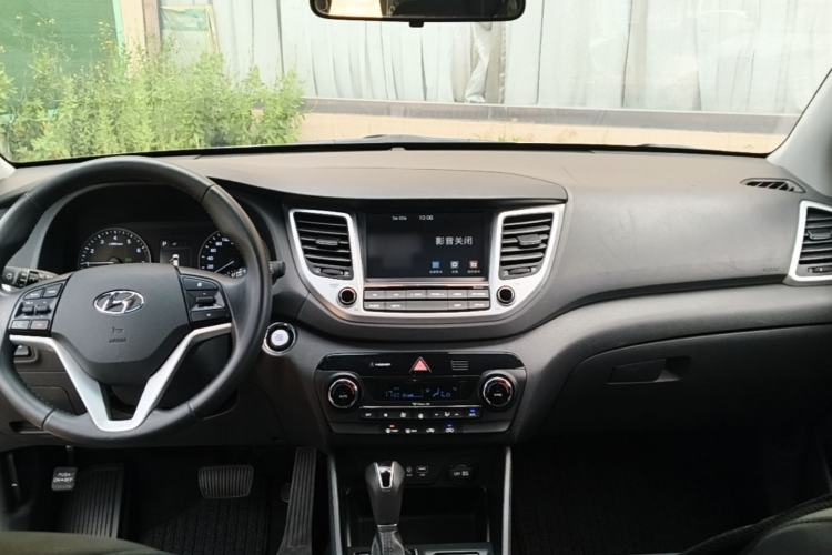 Used Hyundai Tucson 2015 1.6T Dual-Clutch Two-Wheel-Drive Smart Model Center Console